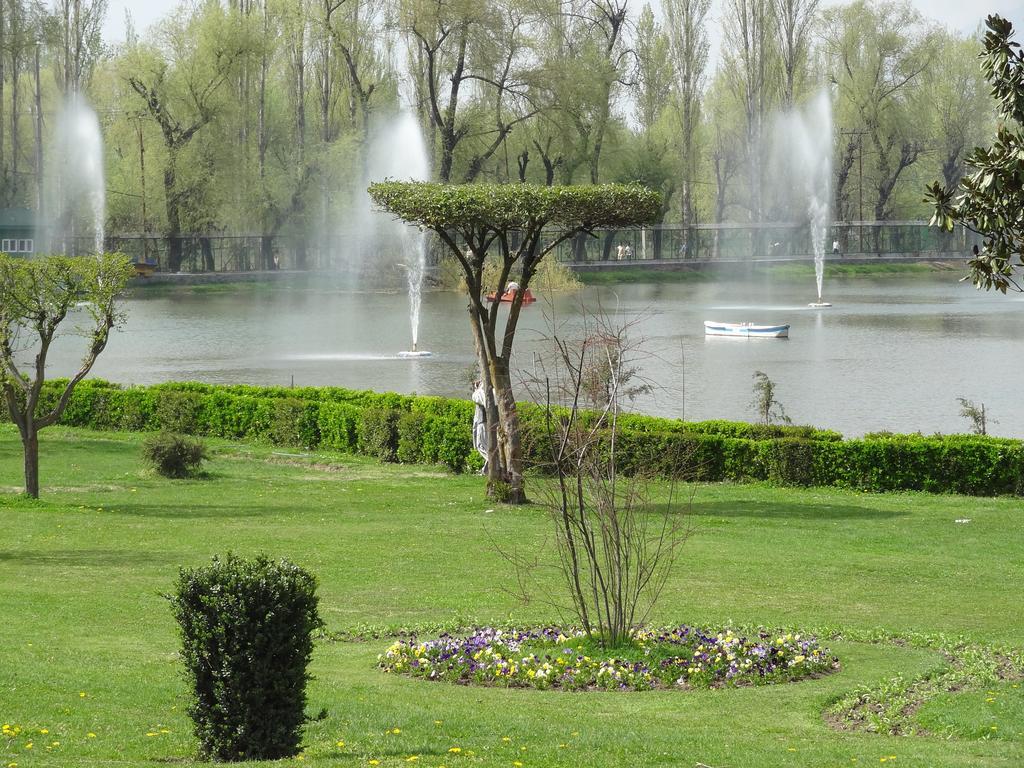 Hotel Houseboat Moon Of Kashmir Srīnagar Zewnętrze zdjęcie