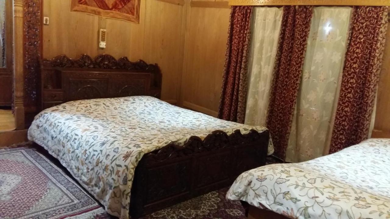 Hotel Houseboat Moon Of Kashmir Srīnagar Zewnętrze zdjęcie